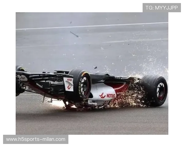 赛车在弯道几乎擦到护栏 赛车在弯道几乎擦到护栏